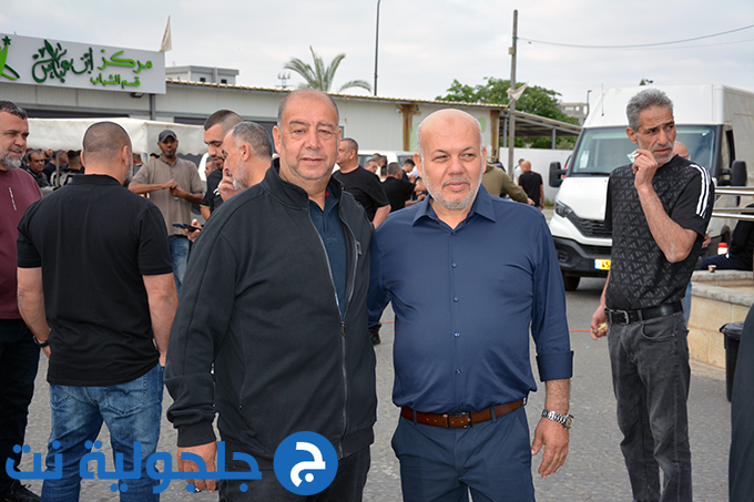 اهالي جلجولية يؤدون صلاة عيد الاضحى في ساحة مسجد الروضة في جلجولية 